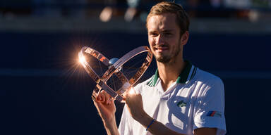 Daniil Medvedev hält seinen Pokal (ATP-1000-Masters in Toronto) in die Höhe