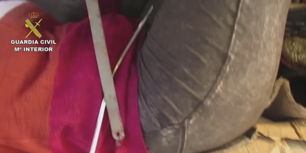 Flüchtling versteckt sich unter Armaturenbrett