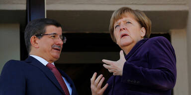 Merkel fordert NATO-Hilfe gegen Schlepper