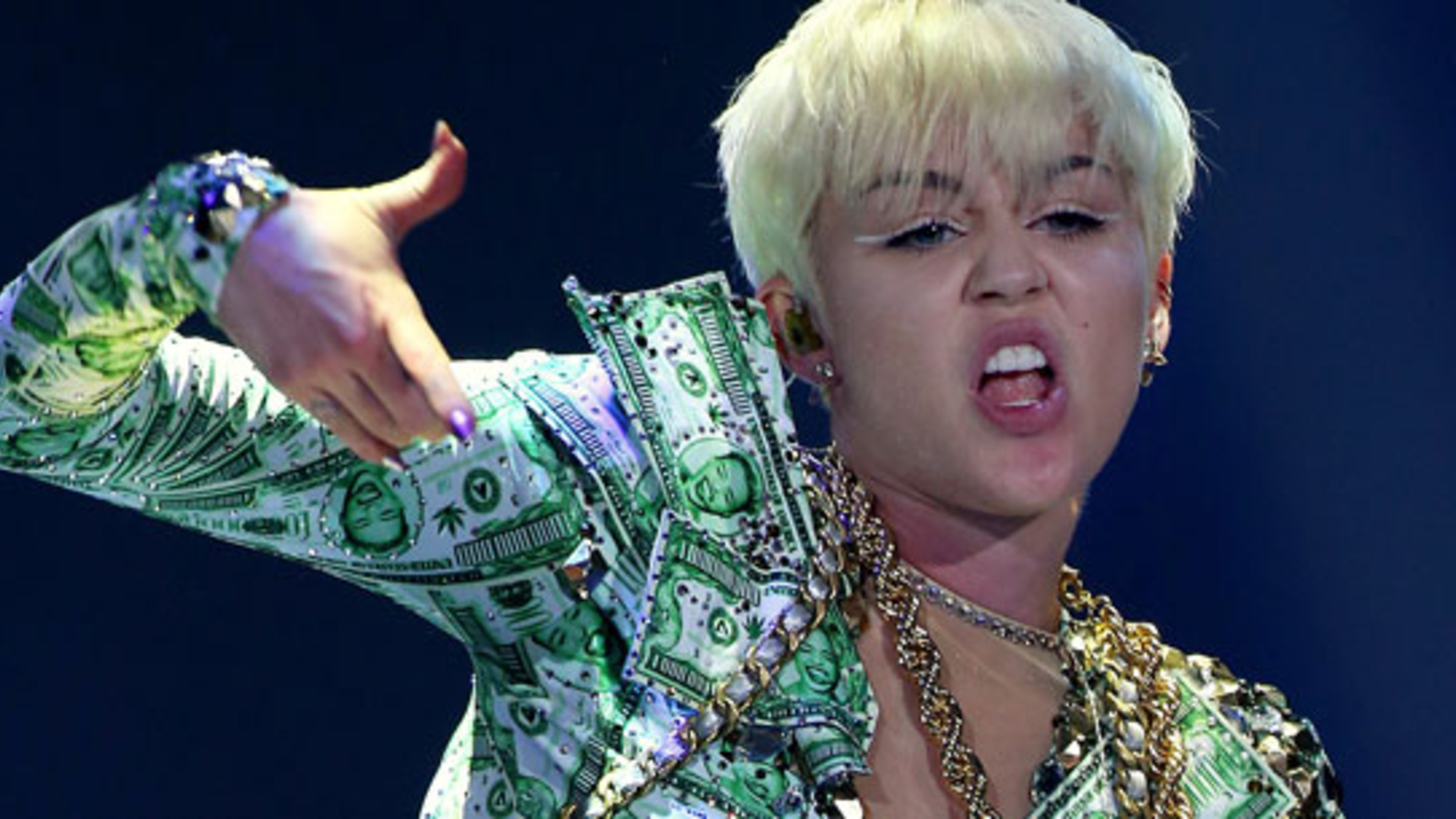 Miley Reitet Auf Xxl Dildo Oe At
