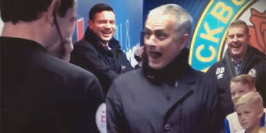 Einlaufkind bringt Mourinho zum Lachen
