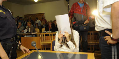Vater nimmt Muttermörderin in Schutz
