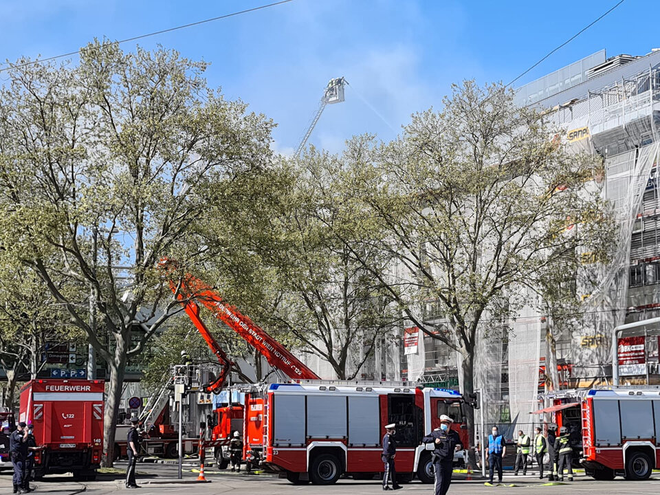 Großbrand in Wiener Donauzentrum: Feuer unter Kontrolle