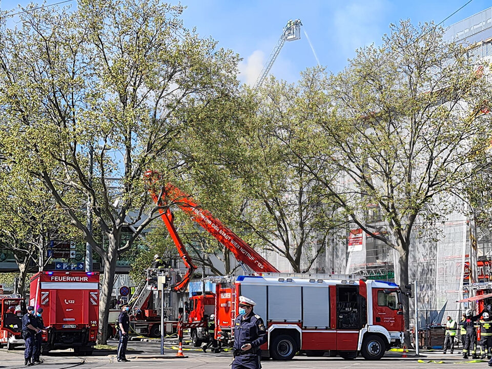 Großbrand in Wiener Donauzentrum: Feuer unter Kontrolle