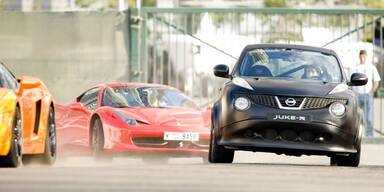 Mini-Nissan hängt Ferrari, Lambo & SLS ab