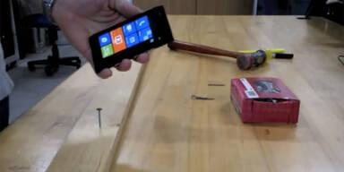 Video: Nokia Lumia 900 im Härtetest