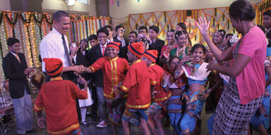 Obamas tanzen mit indischen Schülern