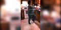 Oma tanzt sich in Küche weg
