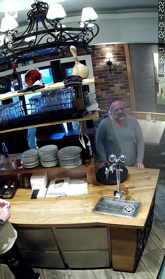 Körperverletzung und Nötigung: Polizei sucht diese Männer