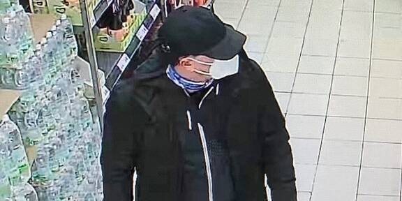 Brutaler Raub in Supermarkt: Polizei sucht diesen Mann 