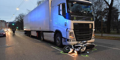 Lkw crasht in Wien in Biker (26)