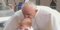Papst küsst Baby Gehirn-Tumor weg