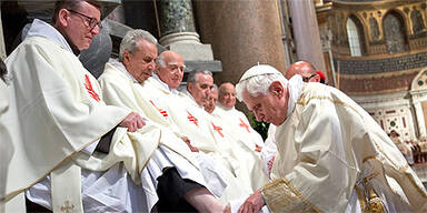 Papst Benedikt XVI: Rituelle Fußwaschung in Rom