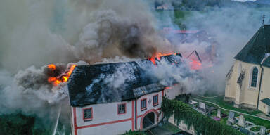 Spektakulärer Brand auf Pfarrhof forderte 110 Feuerwehrleute