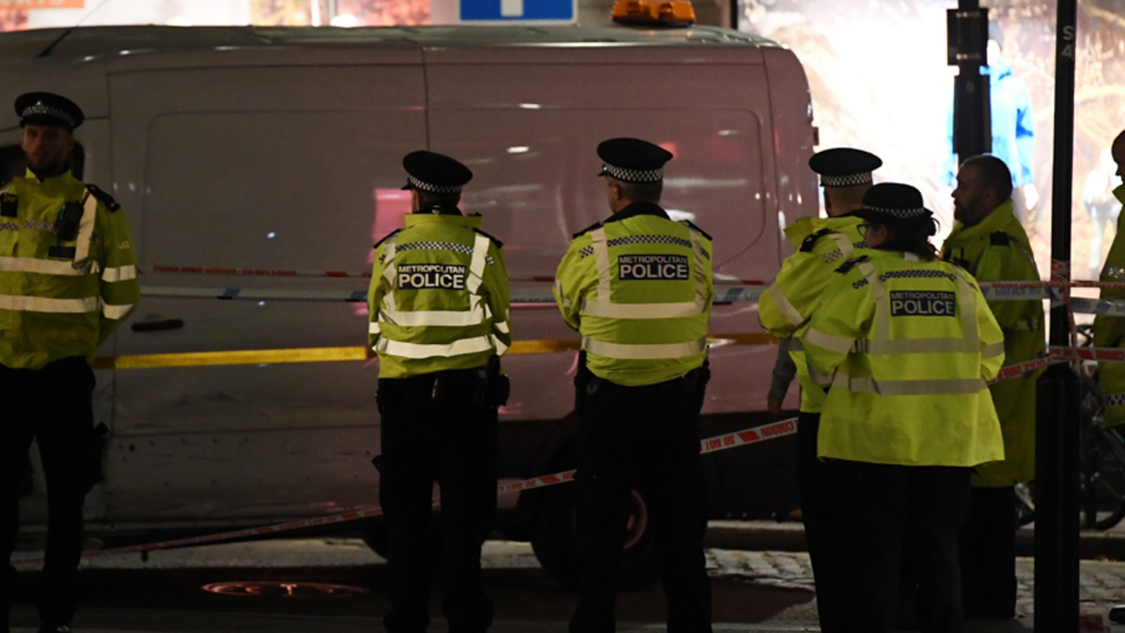 Bewaffnete Flüchtlinge sorgen für Aufruhr in London!

„In einem Abschiebezentrum am Londoner Flughaf...