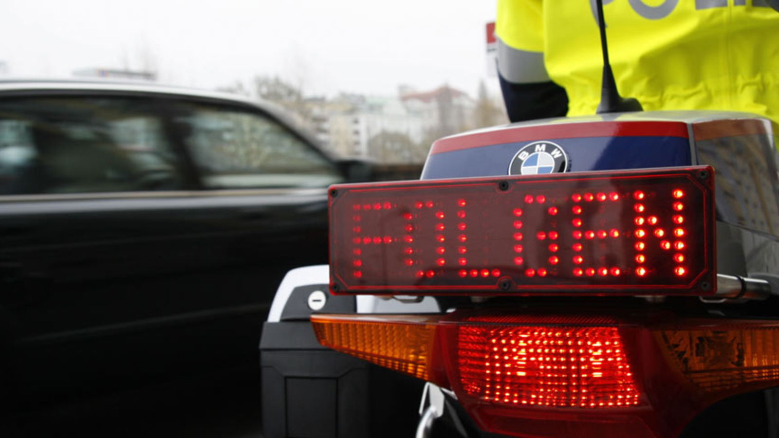 Dümmster Biker sorgt im Netz für Lacher