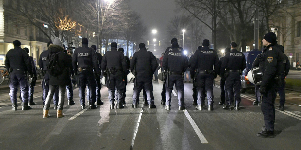 Tausende gegen Rechts-Ball auf Straßen
