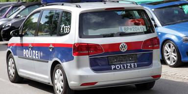 "Nackte" Polizei-Autos beim GTI-Treffen