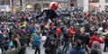 Corona-Demo-Teilnehmer tanzen mitten in City Polonaise