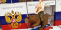 Action-Putin aus Plastik reitet auf Bär