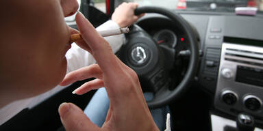 Rauchen im Auto kann teuer werden