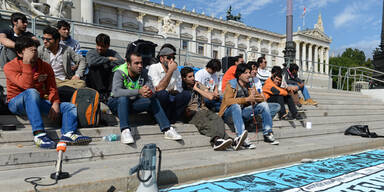 Flüchtlinge protestieren vor Parlament
