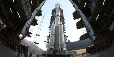 Rakete mit Raumschiff "Chang'e"