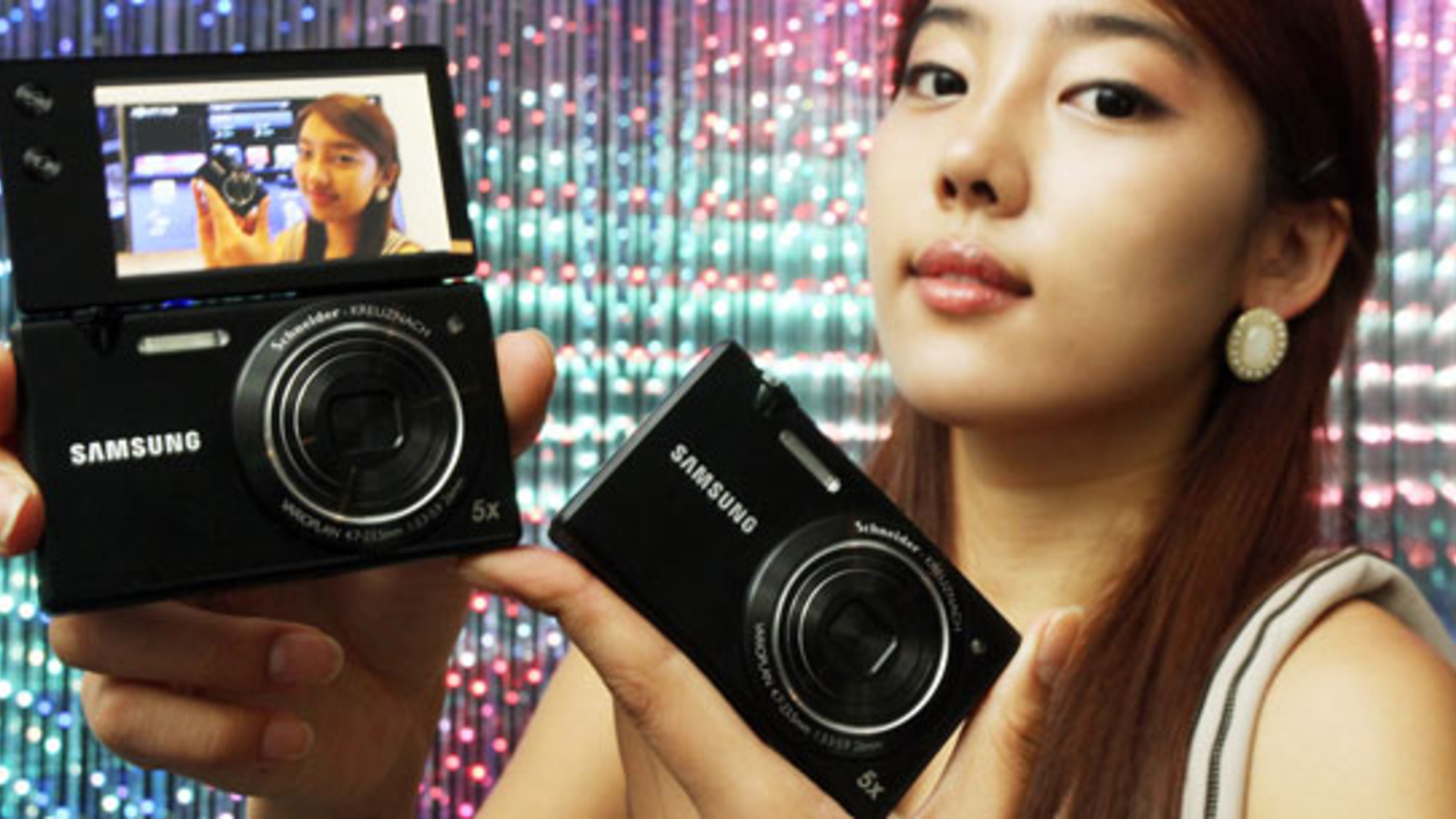 Samsung MultiView MV800 Digicam mit aufklappbarem Touchscreen