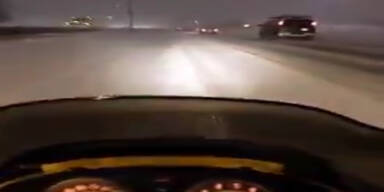 Detroit: Schneemobil fetzt über Highway