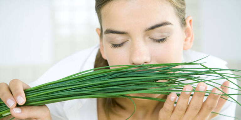 Лук зелёный это овощ или трава. Зеленый лук на девушке. Ест зеленый лук. Ест зеленый лук. Лук зеленый.