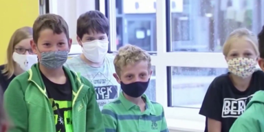 Schulkinder mit Maske