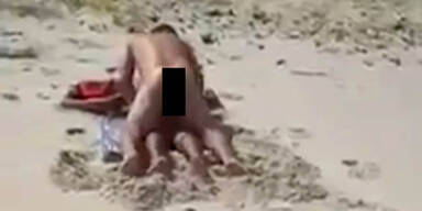 Paar beim Sex am Strand erwischt