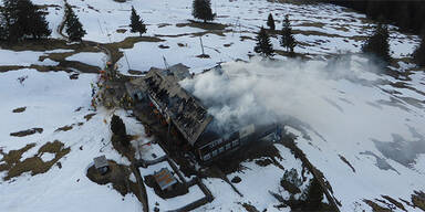 Berghotel brennt: Feuerwehr kommt mit Heli