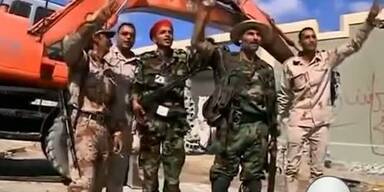 Rebellen reißen Gaddafi-Villa nieder