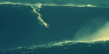 Surf-Legende reitet Monster-Welle