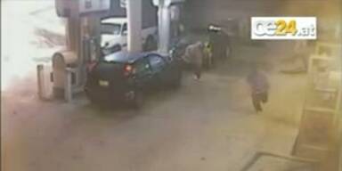 Betrunkener crasht Auto in Tankstelle