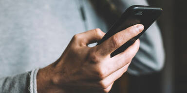 Smartphone in einer Hand