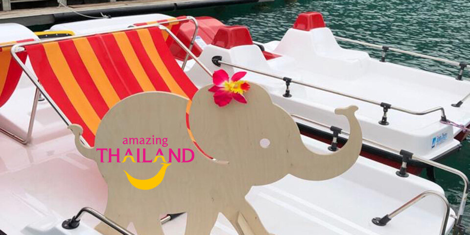 Thai-Smiley-fant am Tretboot in Unterach am Attersee