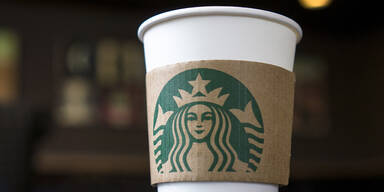 Junge Frau findet geheime Botschaft auf Starbucks-Becher