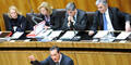 Opposition prangert Schwindel-Paket an