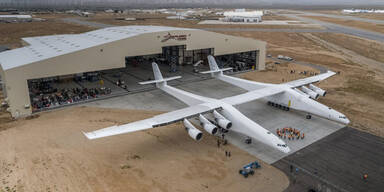 Weltgrößtes Flugzeug rollte aus Hangar