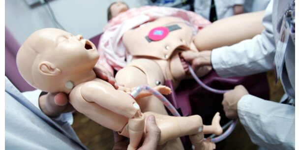 Geburtshilfe an Roboter-Frauen geübt