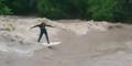 Total verrückt: Hochwasser-Surfen