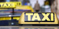 Taxi-Lenker mit Gürtel gedrosselt