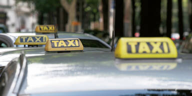 Taxler mit Pistole und Messer bedroht