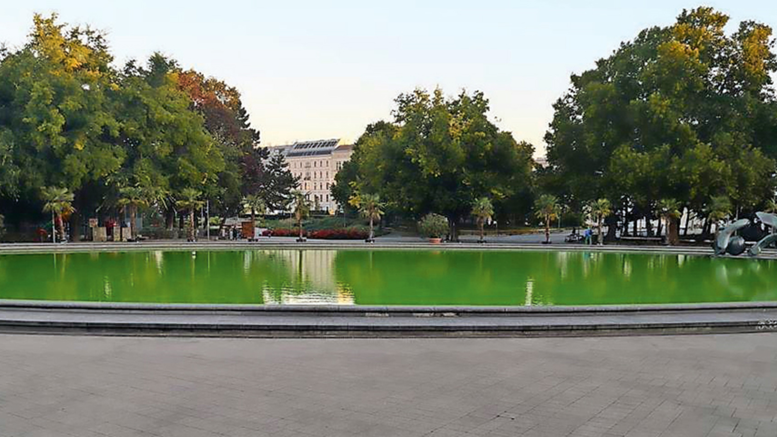 Vandalen färben den Teich am Karlsplatz giftgrün ein