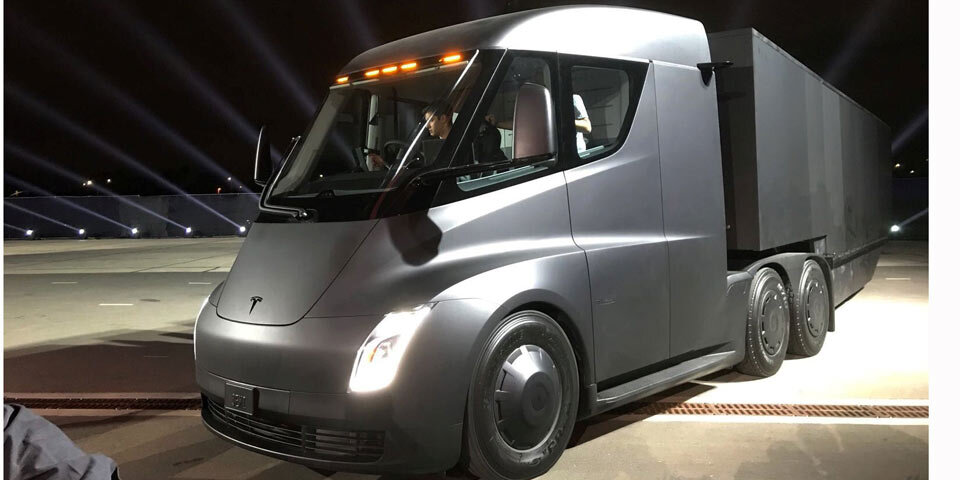 Tesla greift mit Roadster und E-Lkw an