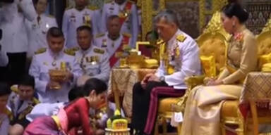 Thai-König stellt Geliebte vor - und seine Frau schaut zu