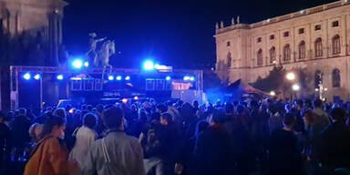Corona-Gegner feiern ausgelassene Party am Maria-Theresien-Platz