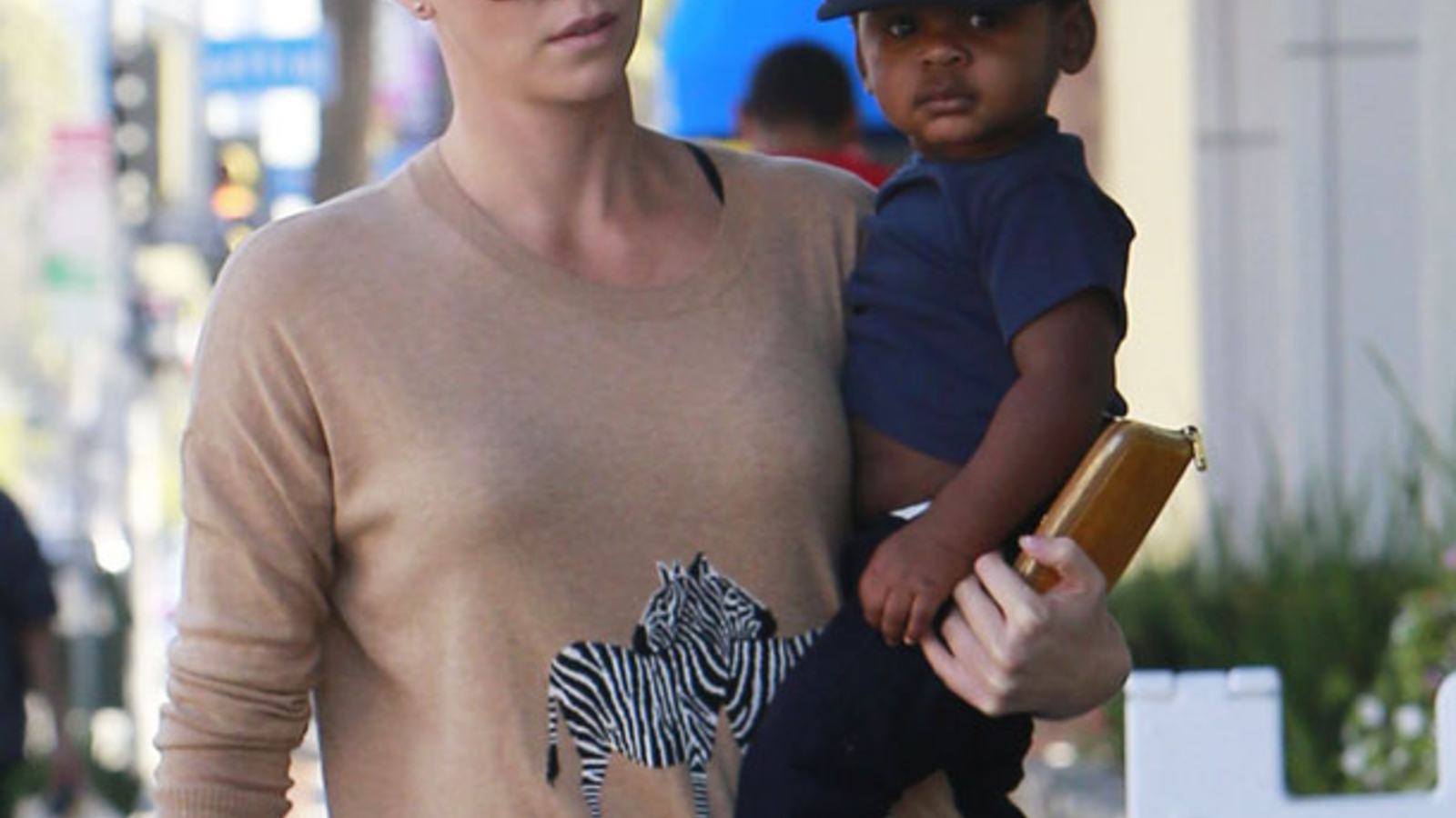Charlize Theron Wird 50: Ihr Signature Style – So Beweist Sie, Dass Alter Nur Eine Zahl Ist! - izugzf9